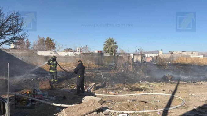 Fuerte incendio alcanza tres domicilios en Jardines de Oriente
