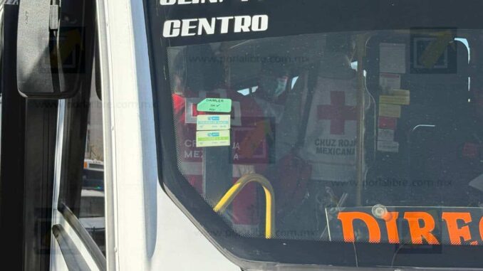 Mujer adulta sufre accidente dentro de camión urbano tras frenado repentino