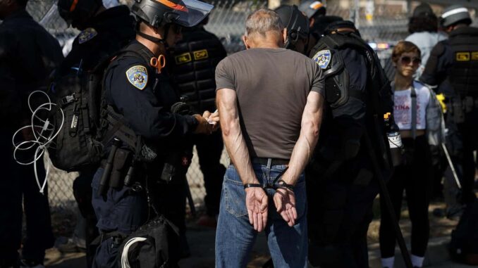 Juez de EE.UU. prohíbe a ICE utilizar datos tributarios para localizar migrantes