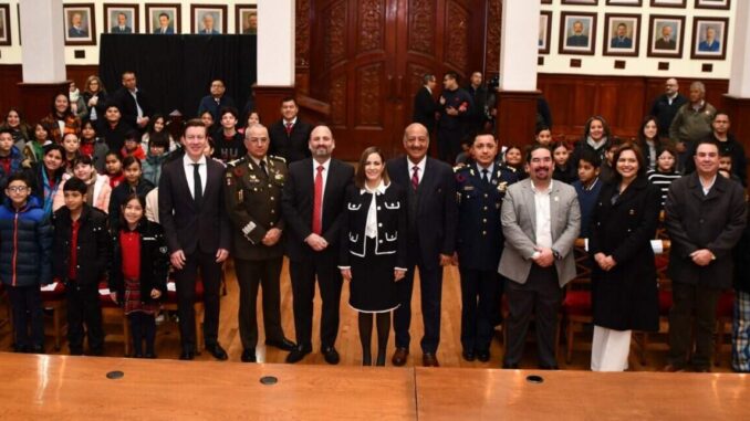 Juran lealtad a la Constitución de México estudiantes de Primaria