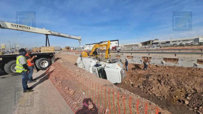 Vuelca pipa de agua dentro de obra del puente de Los Nogales y De las Industrias