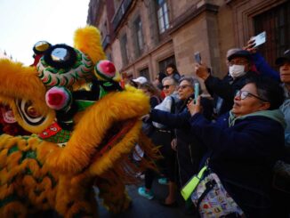 Dragones y leones dan la bienvenida al Año Nuevo chino en CDMX