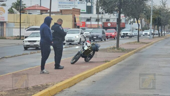 Derrape de motocicleta deja a un tripulante lesionado en avenida Universidad