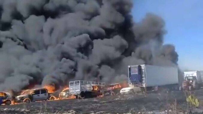 Incendio en corralón de la Fiscalía de Tlaxcala consume 184 vehículos