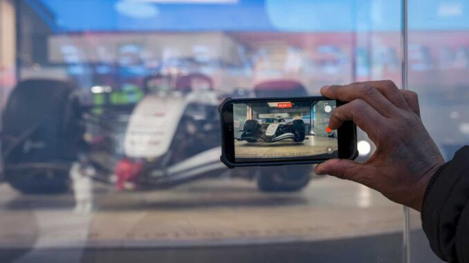 Cadillac exhibe su nuevo coche de Fórmula Uno en Nueva York con ilusión por ‘Checo’ Pérez