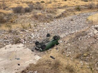 Volcadura en la carretera a Delicias deja dos personas lesionadas