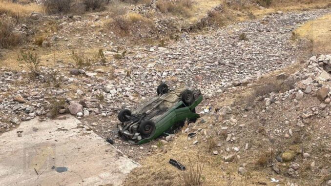 Volcadura en la carretera a Delicias deja dos personas lesionadas