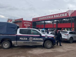 Conductor confunde su vehículo y aborda otro al salir de una tienda