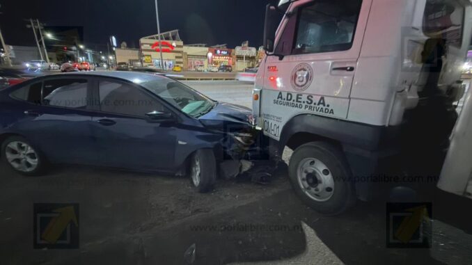 Tráiler provoca carambola lateral sobre el periférico de la Juventud