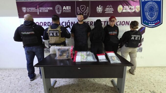 Detienen en flagrancia a pareja de adultos y adolescente en posesión de droga y un arma