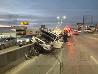 Conductor de Mazda 6 vuelca tras impactar contra muro en el Periférico de la Juventud