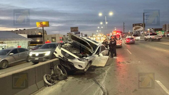 Conductor de Mazda 6 vuelca tras impactar contra muro en el Periférico de la Juventud
