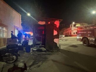 Explosión por fuga de gas provoca incendio en taquería; un cocinero resulta lesionado