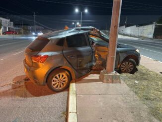Pierde el control por exceso de velocidad y termina contra luminaria en el  R. Almada