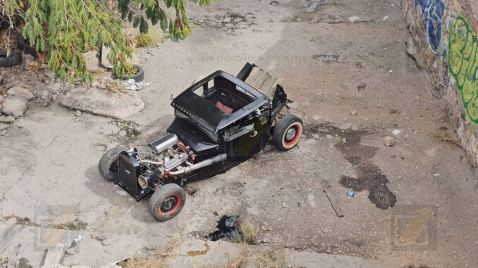 Clásico modificado termina dentro de un canal tras perder el control en la Colegio Militar 