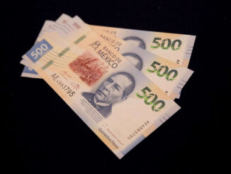 El peso toca su mejor nivel del año y cierra en 17.14 por dólar