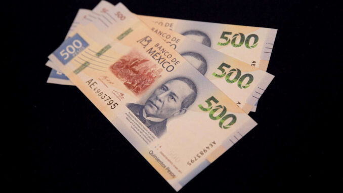 El peso toca su mejor nivel del año y cierra en 17.14 por dólar