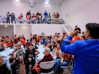 Sorprende Marco Bonilla con mariachi a abueitos de Clubs del Abuelo por Día de San Valentín