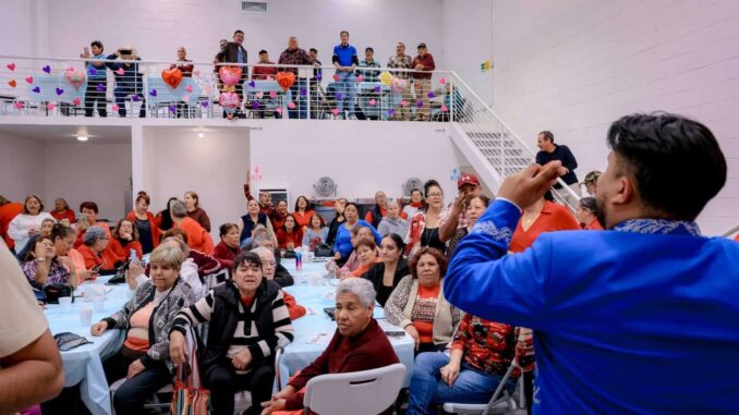 Sorprende Marco Bonilla con mariachi a abueitos de Clubs del Abuelo por Día de San Valentín