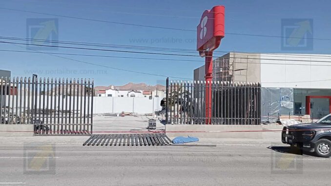 Trabajador muere tras ser aplastado por pesado barandal en obra en construcción