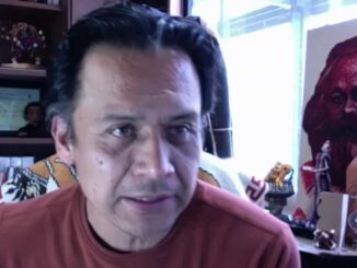 Marx Arriaga suma dos días atrincherado en oficina; anuncia asamblea