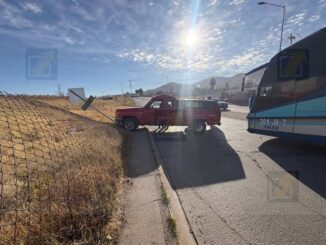 Se registra choque por vuelta prohibida entre autobús y pickup en cruce de Vialidad CH-P 