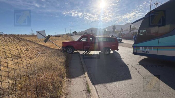 Se registra choque por vuelta prohibida entre autobús y pickup en cruce de Vialidad CH-P 