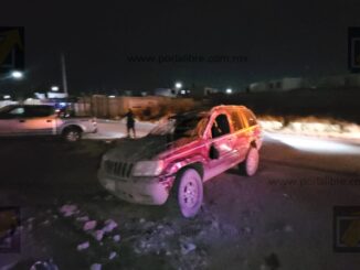 Conductor en presunto estado de ebriedad provoca aparatosa volcadura y huye del lugar en Jardines del Sol