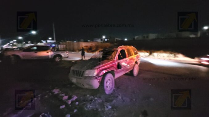 Conductor en presunto estado de ebriedad provoca aparatosa volcadura y huye del lugar en Jardines del Sol
