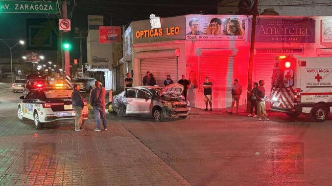 Choque en Vallarta y Zaragoza deja dos lesionados y daños en vehículos