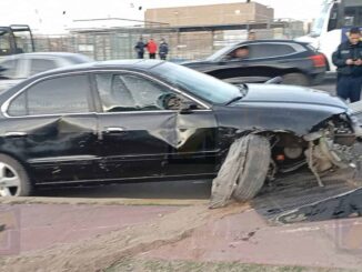 Aparatosa volcadura en la Vialidad Sacramento deja a mujer lesionada