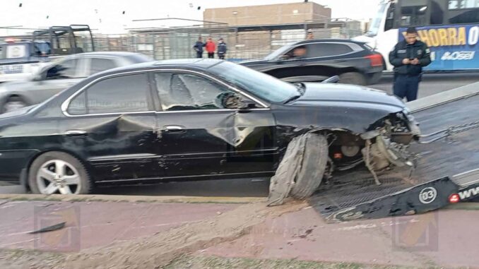 Aparatosa volcadura en la Vialidad Sacramento deja a mujer lesionada