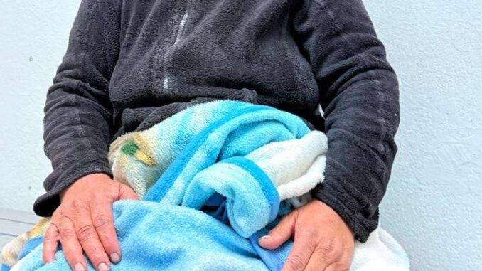 Piden apoyo para localizar familia de mujer extraviada