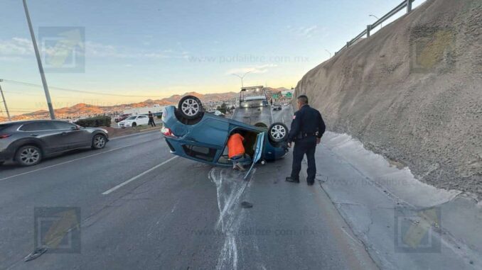Vuelca vehículo en el Periférico de la Juventud; conductor resulta con lesiones