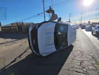 Patrulla estatal vuelca tras choque con auto particular; conductor es detenido