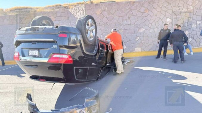 Se registra volcadura en avenida Tomás Valles