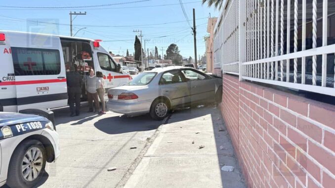 Adulto mayor se estrella contra vivienda tras confundir pedales en la colonia Dale