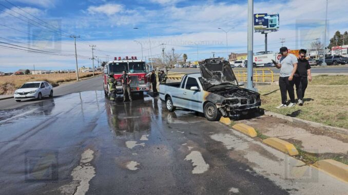 Vehículo se incendia al circular por la avenida Tecnológico