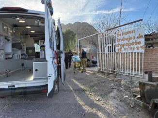 Adulto mayor sufre atropello por su propio vehículo al intentar moverlo