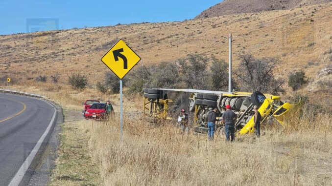 Vuelca tráiler cargado con algodón en las «Curvas del Perico»