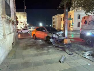 Choque contra poste de semáforo deja daños materiales en cruce de Carranza y Escorza