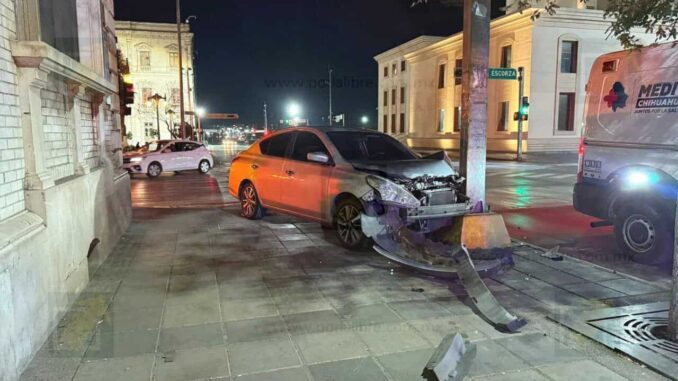 Choque contra poste de semáforo deja daños materiales en cruce de Carranza y Escorza