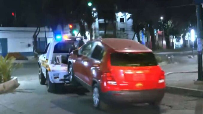 Abandonan auto con dos cuerpos en Iztacalco