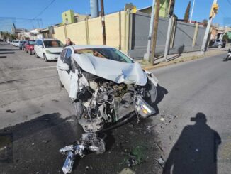 Conductora ignora semáforo en rojo y provoca choque frente al Centro de Convenciones