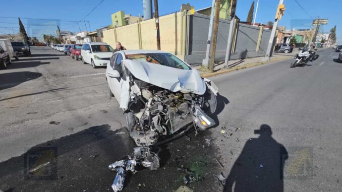 Conductora ignora semáforo en rojo y provoca choque frente al Centro de Convenciones