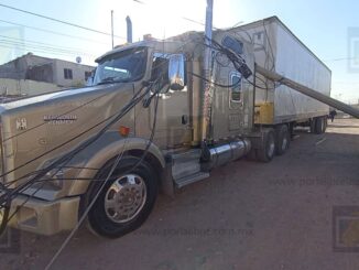 Tráiler derriba postes y deja sin servicios a colonia Deportistas