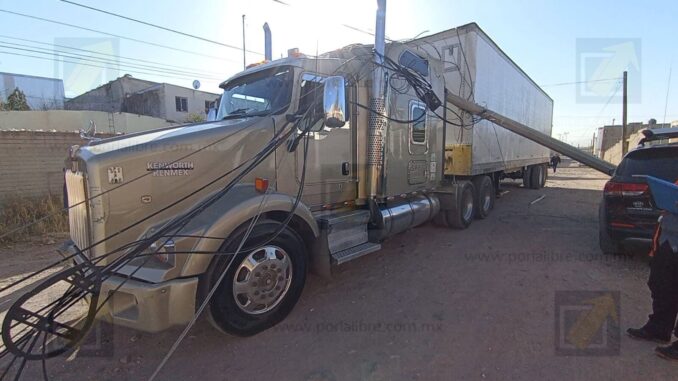 Tráiler derriba postes y deja sin servicios a colonia Deportistas