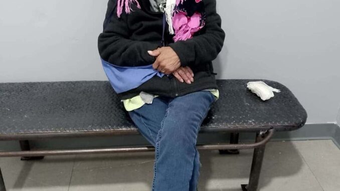 Piden apoyo para encontrar a familia de mujer extraviada