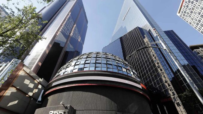 Bolsa mexicana cae 1.12 % por aumento de aversión al riesgo por violencia tras operativo