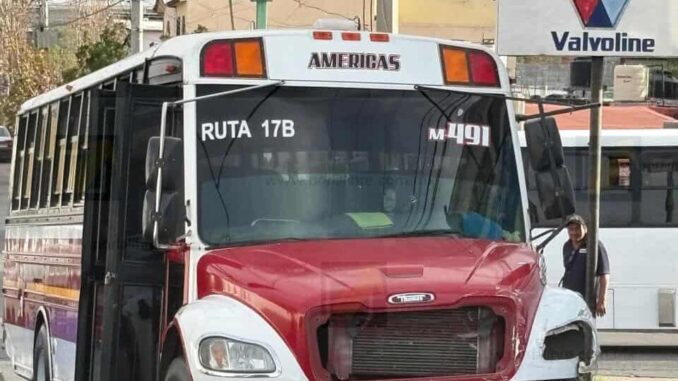 Camión de maquiladora provoca choque múltiple tras perder el control